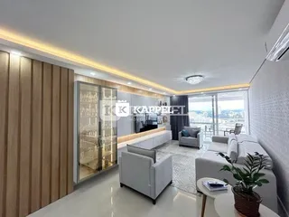 Sala de estar moderna com sofá e vista da cidade.