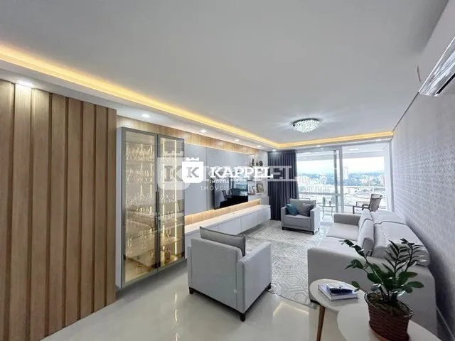 Sala de estar moderna com sofá e vista da cidade.