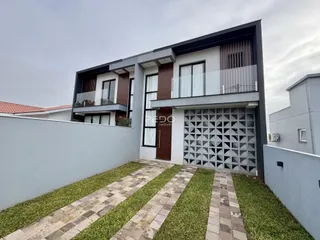 Fachada moderna de uma residência em Lajeado com jardim frontal.