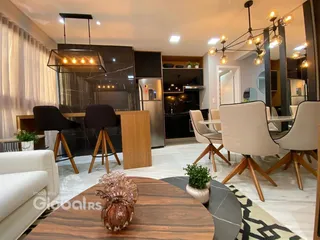 Ambiente moderno com sala de jantar e cozinha integrada.