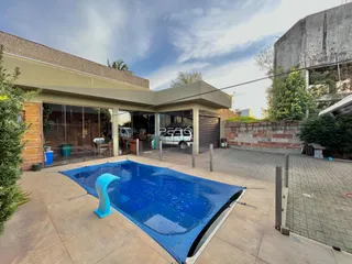 Foto da área externa com piscina de uma residência em Lajeado.