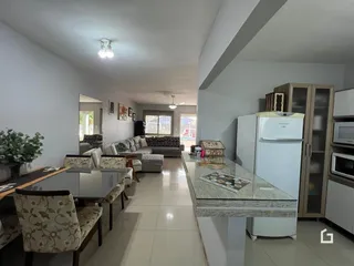 Sala de estar com sofá e mesa de jantar em um imóvel.