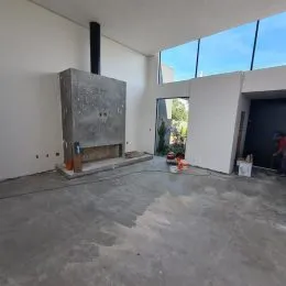 Espaço interno com piso de concreto aparente.