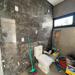Parede texturizada escura em um ambiente interno.