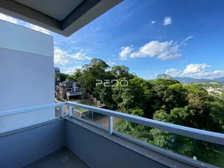 Vista da varanda com paisagem verde e vegetação.