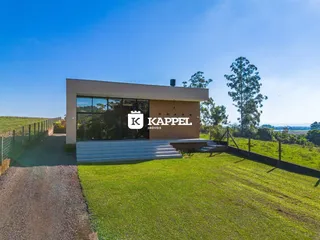 Fachada moderna de uma casa em Lajeado, Brasil, com jardim gramado.