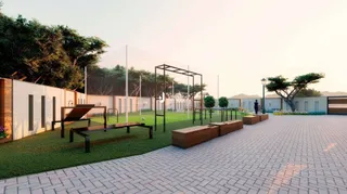 Vista externa de um jardim com piso de tijolos e estruturas metálicas.