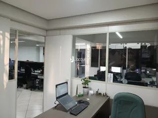 Vista de um escritório com divisórias de vidro.