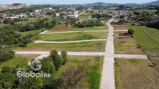 Vista aérea de uma área de terreno com vegetação e caminhos no interior de Lajeado.