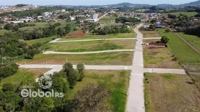 Vista aérea de uma área de terreno com vegetação e caminhos no interior de Lajeado.