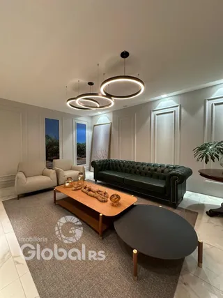 Sala de estar com sofá verde e mesa de centro em ambiente claro.