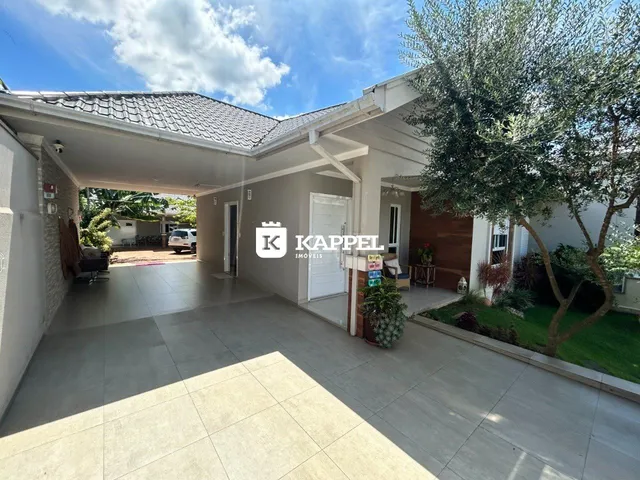 Fachada da casa em Lajeado, Brasil, mostrando a área externa coberta com piso de concreto.