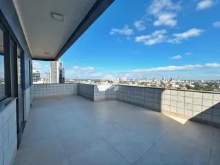 Varanda com vista panorâmica da cidade.