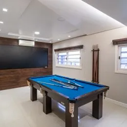 Uma mesa de pingue-pongue está instalada em um ambiente interno.