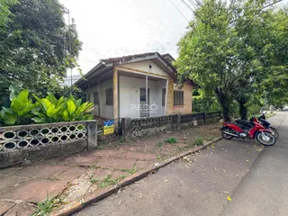 Vista da fachada de uma casa em Lajeado, Brasil, com vegetação ao redor.