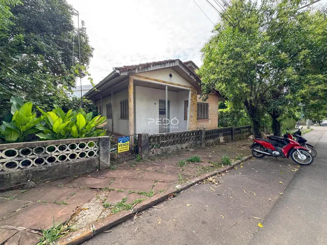 Vista da fachada de uma casa em Lajeado, Brasil, com vegetação ao redor.