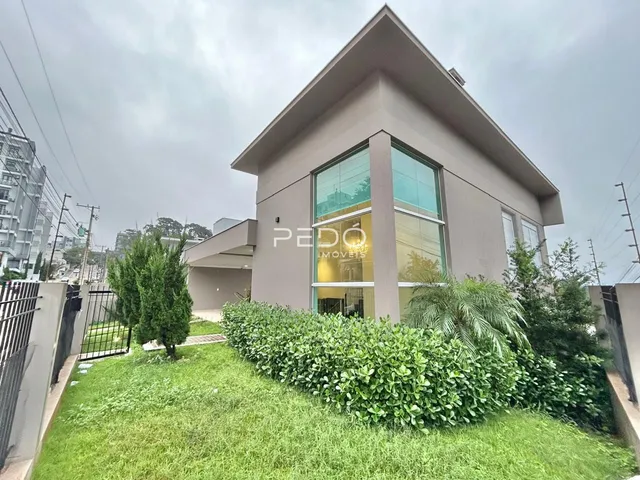 Fachada moderna de uma residência em Lajeado, Brasil, com jardim verde na frente.