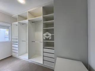 Foto de um ambiente interno com estantes brancas em um imóvel.