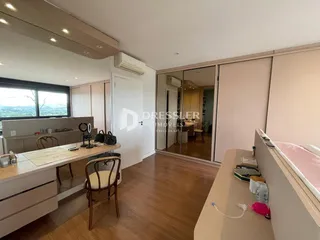 Quarto com armário embutido e vista para a paisagem.
