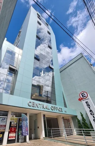 Fachada moderna de um prédio comercial em Lajeado, Brasil.