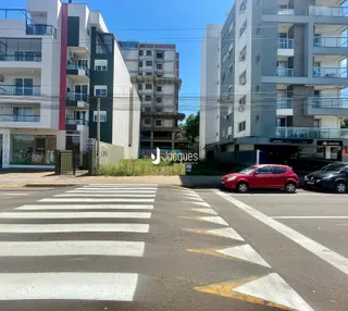 Fachadas de edifícios residenciais em Lajeado, Brasil, com uma rua em primeiro plano.