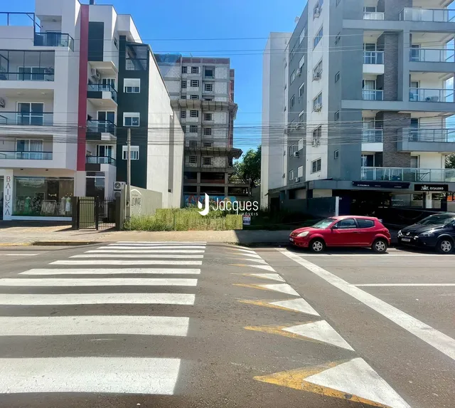 Fachadas de edifícios residenciais em Lajeado, Brasil, com uma rua em primeiro plano.