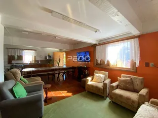 Sala de estar com sofá e decoração em ambiente residencial.