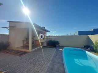 Fachada de uma residência em Lajeado, Brasil, mostrando a área externa e a piscina.