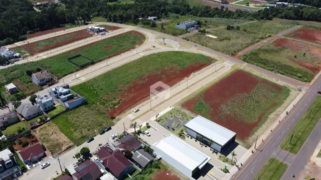 Vista aérea de um terreno em Lajeado, Brasil, mostrando áreas de cultivo e construções.