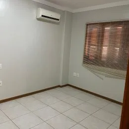 Foto de um cômodo interno com paredes brancas e piso de cerâmica.