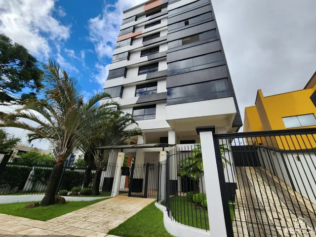 Fachada moderna de um prédio residencial em Lajeado, Brasil, com paisagismo frontal.