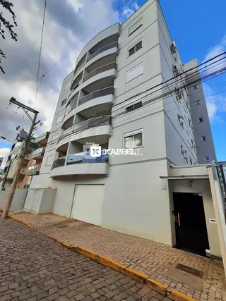 Fachada de um prédio residencial em Lajeado, Brasil com varandas curvas.