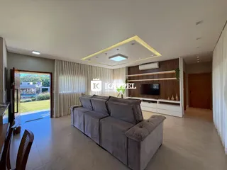 Sala de estar ampla com sofá e acesso ao quintal.