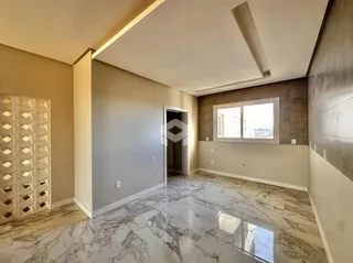 Ambiente interno com piso de mármore polido e paredes neutras.