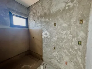 Foto de uma parede interna com acabamento cru.