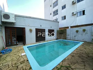 Foto de uma piscina externa em uma propriedade em Lajeado, Brasil.