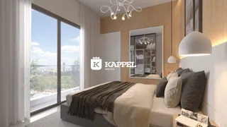 Quarto com grande janela oferecendo vista para o horizonte.