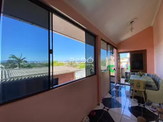 Sala com grande janela oferecendo vista para a paisagem externa.