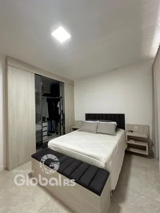 Quarto com cama e armários em um imóvel.