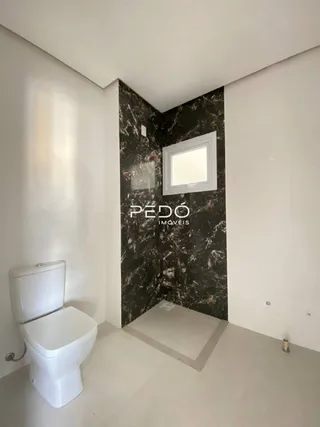 Detalhe da parede com revestimento escuro na propriedade.
