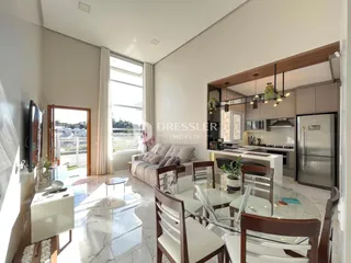 Sala de estar com piso de mármore e grande janela.