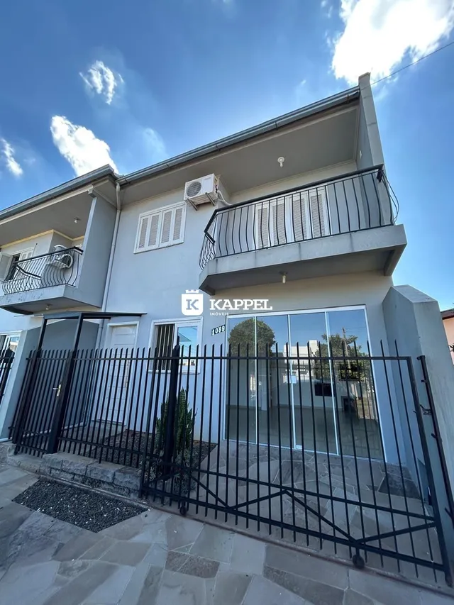 Fachada de uma residência em Lajeado, Brasil, mostrando uma varanda e cerca de metal preta.