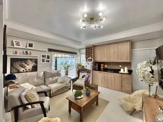Sala de estar com sofá e móveis em um apartamento no Brasil.
