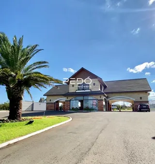 Fachada de uma casa em Lajeado, Brasil, com telhado de telhas e entrada arqueada.