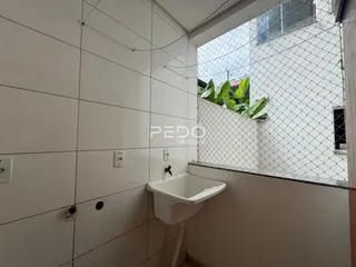Foto de um banheiro com azulejos brancos e uma bancada.