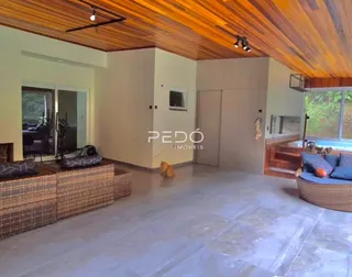 Ambiente interno com teto de madeira e piso claro.