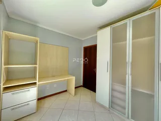 Imagem de um ambiente interno com armários e paredes em tom de azul claro.