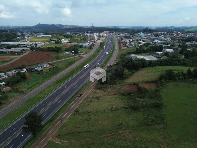 Vista aérea de uma estrada e áreas verdes em Lajeado, Brasil.