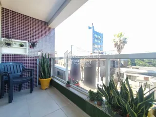 Vista da varanda com parede de tijolos vermelhos e plantas.