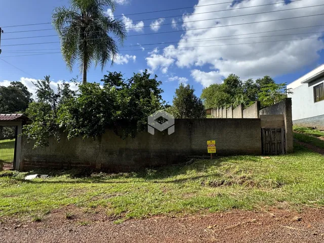A fachada da propriedade em Lajeado, Brasil, mostra um muro de vedação e área gramada.